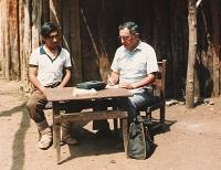 Profesor Gilberto Sánchez realizando una investigación etnolingüística en una comunidad pehuenche del Alto Bío-Bío.