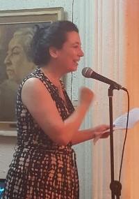 La Profesora Soledad Falabella, miembro del equipo de Nomadías. Durante la entrega de la distinción, hizo lectura de un poema enviado por Kemy Oyarzún, Directora de la revista.