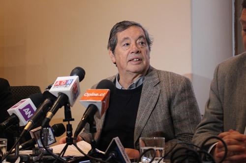 Prof. Carlos Ruiz Schneider, senador universitario y académico del Departamento de Filosofía.