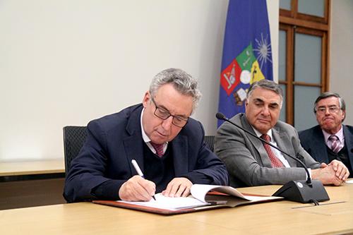 El rector Ennio Vivaldi firmó en mayo de 2017 el decreto de creación de la nueva carrea de Internacioanlista