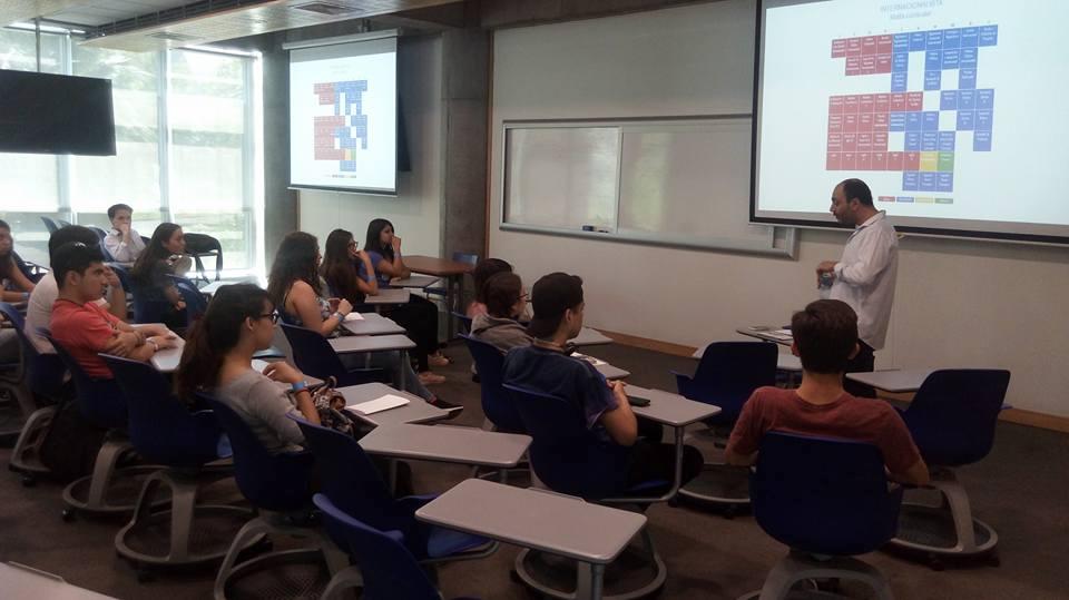 Prof. Kamal Cumsille exponiendo sobre la nueva carrera en la Semana del Postulante de la Universidad de Chile