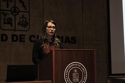 Prof. Teresa Flórez, académica del Departamento de Estudios Pedagógicos y organizadora del seminario.