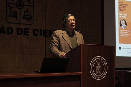 Prof. Carlos Ruiz Schneider, decano de la Facultad de Filosofía y Humanidades.