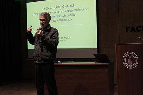Prof. Luiz Carlos de Freitas de Universidad Estatal de Campinas estuvo a cargo de la conferencia inaugural.