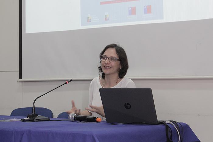 Prof. Lucía Stecher, académica del Centro de Estudios Culturales Latinoamericanos.