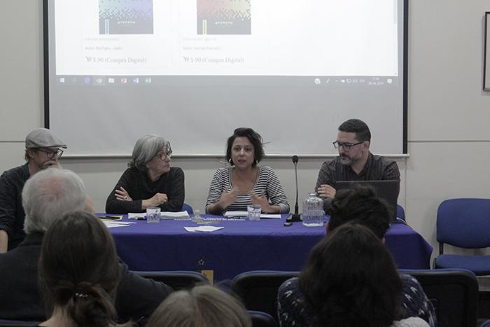 María Yaksic presentando el proyecto editorial Banda Propia en el encuentro de editoriales.