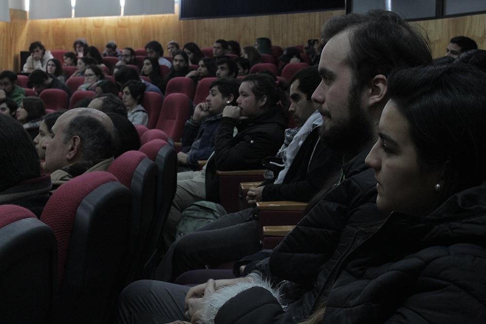 El coloquio contó con la participación de una gran cantidad de estudiantes.