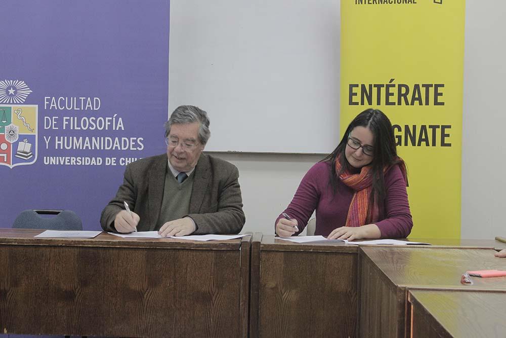 Prof. Carlos Ruiz Schneider y Ana Piquer, directora Ejecutiva de Amnistía Chile