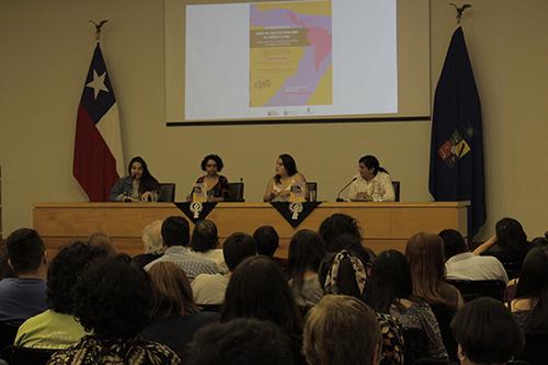La presentación se realizó en la sala Eloísa Díaz de la Casa Central de la U. de Chile. 