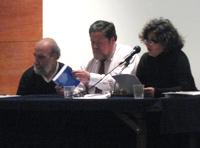 Los expositores Raúl Zurita y Pavella Coppola junto al moderador, Profesor Manuel Jofré (al centro).