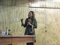 La académica Sonia Pérez presentando los avances de la Facultad de Ciencias Sociales.