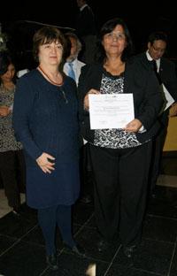 La Decana María Eugenia Góngora participó en la entrega de los certificados.