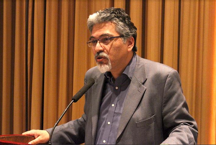 El profesor Guillermo Soto es uno de los 33 miembros de número de la Academia Chilena de la Lengua