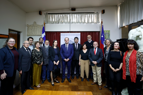Delegación de Grecia visitó el Centro de Estudios Griegos de la U. de Chile