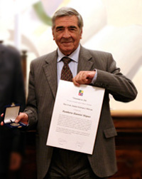 El Profesor Humberto Giannini recibiendo la medalla Profesor Juan Gómez Millas