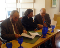 Momento en que se firma el convenio de cooperación entre la Fundación Pablo Neruda y la Facultad de Filosofía y Humanidades.